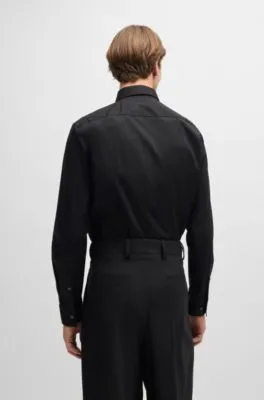 Camisa slim fit de algodón elástico con logo apilado